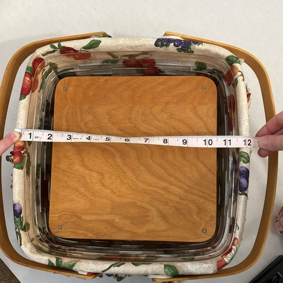 Longaberger Picnic Basket w/ Fabric & Plastic Liner and Wooden Riser - Med size - Picture 10 of 12